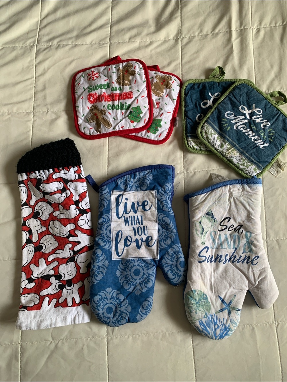 Kitchen Oven Mitts and Potholders Set - Blue, Red, Green, White